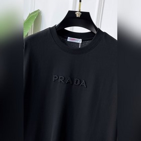 Prada — новая модель мужской футболки 