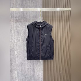 Жилет Prada, весна-лето 2026 г. Новая