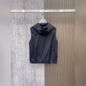 Жилет Prada, весна-лето 2026 г. Новая 