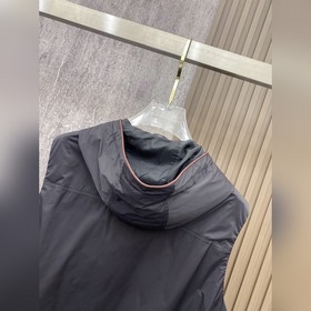 Жилет Prada, весна-лето 2026 г. Новая 