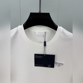 Prada. Классическая футболка с коротки