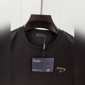 Prada. Классическая футболка с коротки