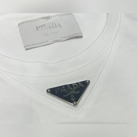 Футболка Prada с треугольным логоти