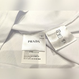 Футболка Prada с треугольным логоти