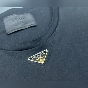 Футболка Prada с треугольным логоти
