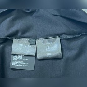 Футболка Prada с треугольным логоти