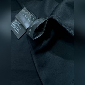 Футболка Prada с треугольным логоти