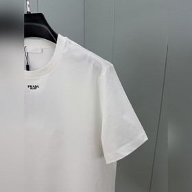 Prada. Новинка весна-лето 2026： минима
