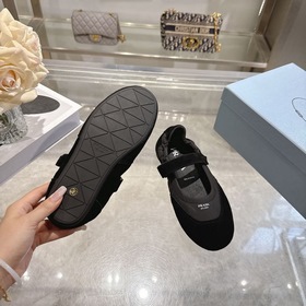 PRADA — новые легкие кроссовки в стиле