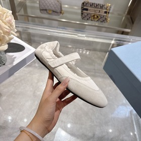 PRADA — новые легкие кроссовки Mary Ja
