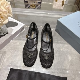 Prada： новая весенне-летняя коллекция