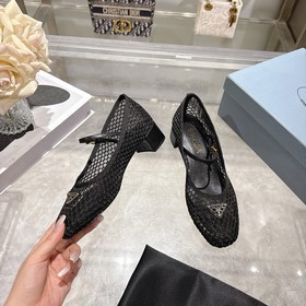 Prada： новая весенне-летняя коллекция