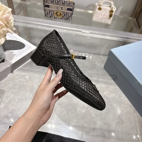 Prada： новая весенне-летняя коллекция 