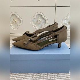Prada — туфли с заостренным носком и