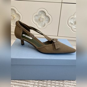 Prada — туфли с заостренным носком и