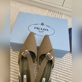 Prada — туфли с заостренным носком и
