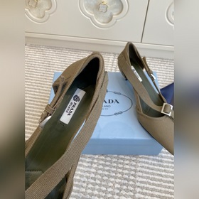 Prada — туфли с заостренным носком и