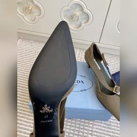 Prada — туфли с заостренным носком и