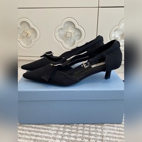 Prada — туфли с заостренным носком и