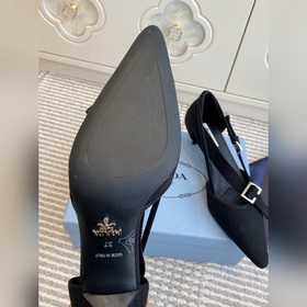 Prada — туфли с заостренным носком и