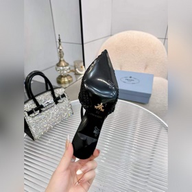 Новейшие хиты весны 2027 от Prada. Раз