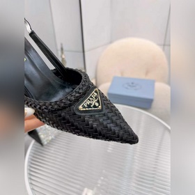 Новейшие хиты весны 2027 от Prada. Раз