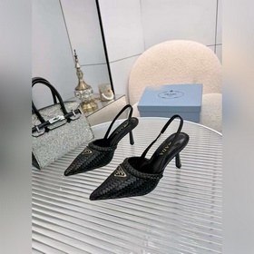 Новейшие хиты весны 2027 от Prada. Раз