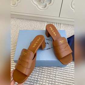 Prada 2026 — новые сандалии на толстом