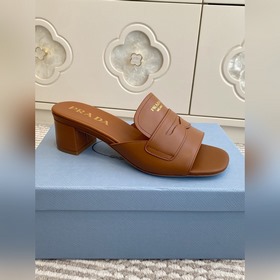 Prada 2026 — новые сандалии на толстом