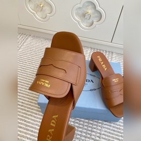 Prada 2026 — новые сандалии на толстом