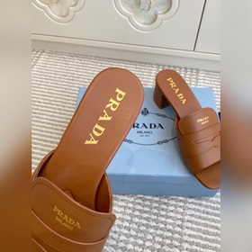 Prada 2026 — новые сандалии на толстом