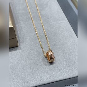 b033 Колье Bulgari с гладкой поверхнос