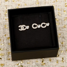 [CHANEL COCO — серьги-гвоздики с букво