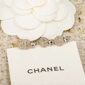 [CHANEL COCO — серьги-гвоздики с букво