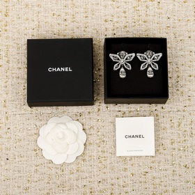 [CHANEL — серьги-заколки с бабочкой и