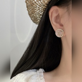 [CHANEL Розовые серьги-гвоздики с заст