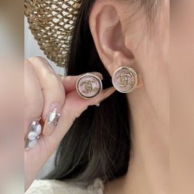 [CHANEL Розовые серьги-гвоздики с заст