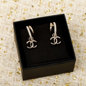 [Серьги CHANEL с двойным «C» в форме п