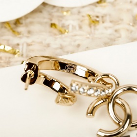 [Серьги CHANEL с двойным «C» в форме п