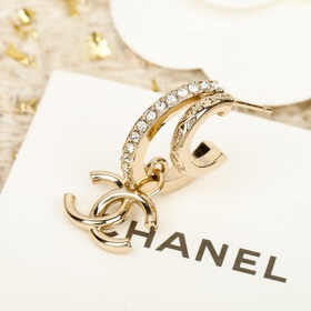 [Серьги CHANEL с двойным «C» в форме п