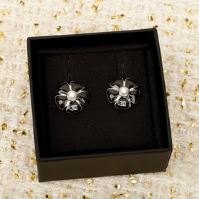 [CHANEL Розовые серьги-гвоздики с изоб