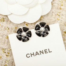 [CHANEL Розовые серьги-гвоздики с изоб