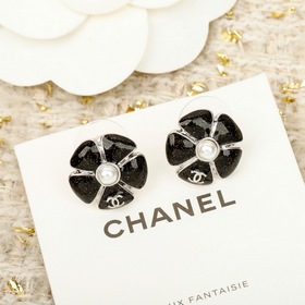 [CHANEL Розовые серьги-гвоздики с изоб