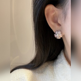 [CHANEL Розовые серьги-гвоздики с изоб