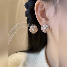 [CHANEL Розовые серьги-гвоздики с изоб