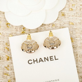 [CHANEL Розовые серьги-гвоздики с изоб