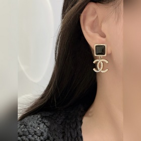 [CHANEL Черно-белые асимметричные серь