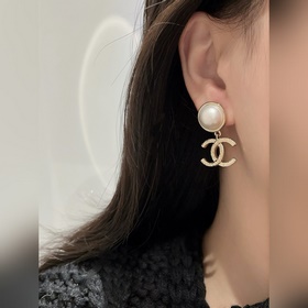 [CHANEL Черно-белые асимметричные серь