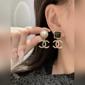 [CHANEL Черно-белые асимметричные серь