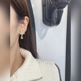 [CHANEL Золотые серьги-гвоздики с двой